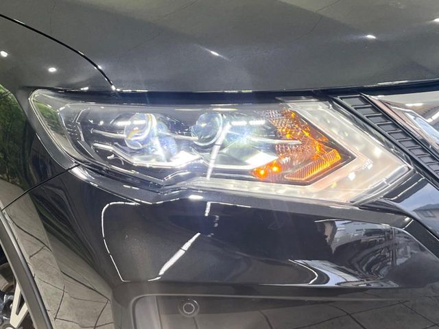【LEDヘッドライト】悪天候や夜間走行時も良好な視界を確保し安心して運転できる高輝度LEDヘッドライトを装備！点灯速度が早く、消費電力も抑えられています。
