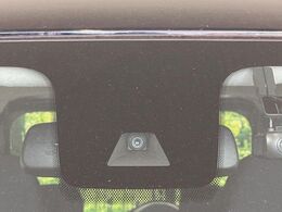 【エマージェンシーブレーキ】走行中に前方の車両等を認識し、衝突しそうな時は警報とブレーキで衝突回避と被害軽減をアシスト。より安全にドライブをお楽しみいただけます。