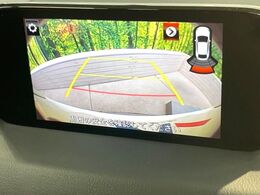 【バックカメラ】駐車時に後方がリアルタイム映像で確認できます。大型商業施設や立体駐車場での駐車時や、夜間のバック時に大活躍！運転スキルに関わらず、今や必須となった装備のひとつです！