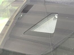 【スマートシティブレーキサポート】低速走行中に前方の車両等を認識し、衝突しそうな時は警報とブレーキで衝突回避と被害軽減をアシスト。より安全にドライブをお楽しみいただけます。