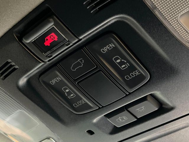 【両側パワースライドドア】スマートキーや運転席のスイッチで後席両側スライドドアの開閉が可能♪電動だから力を入れてドアを開ける必要が無く、小さなお子様でも簡単に開け閉めでき快適です♪
