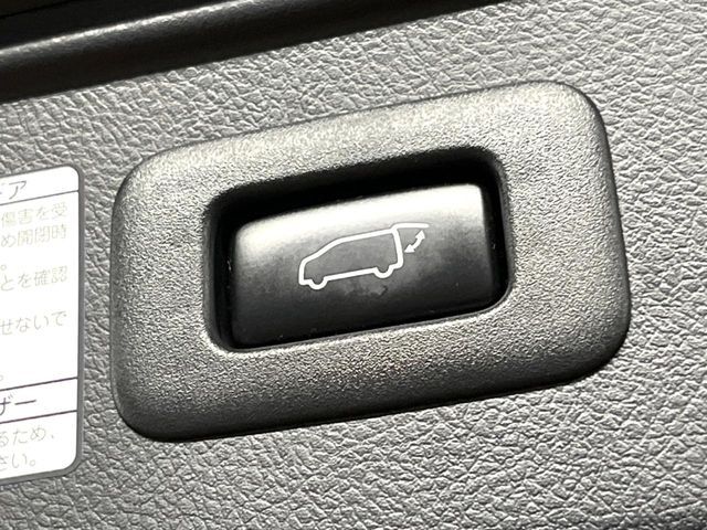 【パワーバックドア】スマートキーや運転席のボタンを押すだけでリアゲートが自動で開閉します！荷物を持っている時や、高い位置にあるバックドアを閉める際に便利な機能です♪