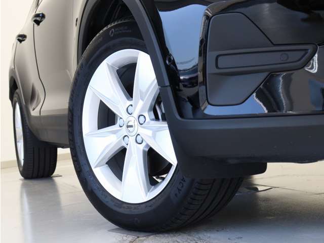 シルバーの5スポーク7.5J×18インチアルミホイール。衝突回避・被害軽減ブレーキシステムをはじめとする先進安全・運転支援機能を標準装備。