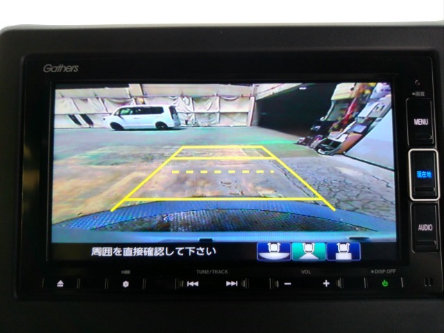 後方確認はオマカセのリアカメラ付です。雨天時や夜間のバック駐車時などで特に視界の安全確認に役立ちます。