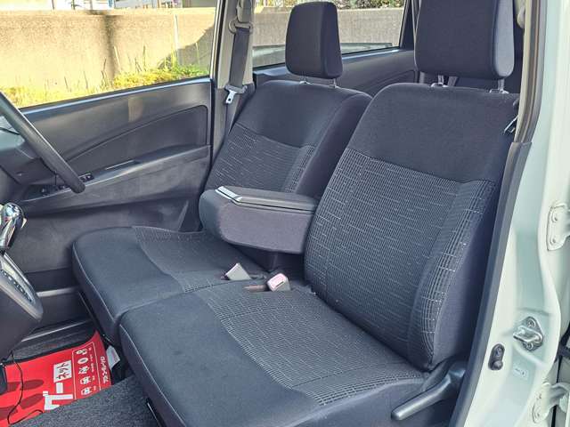 使用頻度の高い運転席・助手席シートは、ご覧のとおり状態良好！でございます。その他、気になる臭いやほつれもございません♪