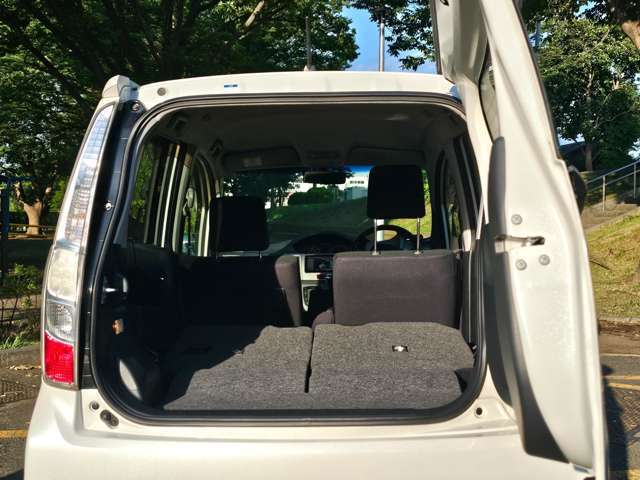 シートを倒せば荷物もたくさん入ります。