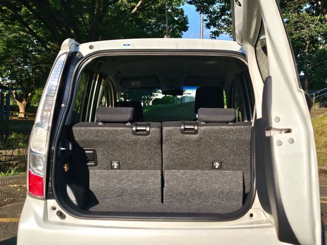 荷室もクリーニング済！リアシートを倒せば荷室は広々ご利用できます！