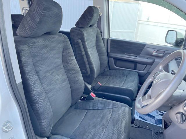 運転席まわりには十分なスペースがあり、大柄な方でもゆったり運転していただける環境です。