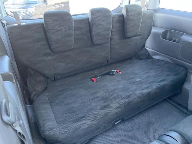 床下収納式のサードシートです。座席部分をコンパクトに収納でき、広大な荷室スペースとしてお使いいただけます！乗車人数や荷物の量など利用シーンに合わせて3列目を有効活用でき、とっても便利♪