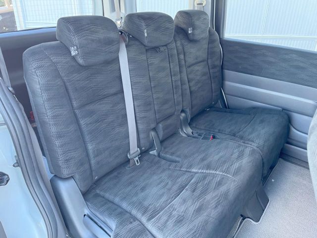 広々とした2列目シートは居住性が高く、居心地も快適！友達や家族とのお出かけにぴったりです。ベビーシートやチャイルドシート使用時も快適にお過ごしいただける十分な空間を確保しています。