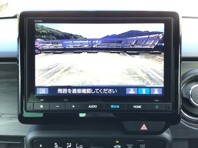 【バックカメラ】運転が苦手な方も車庫入れラクラクです！ギアをリバースに入れれば自動的に切り換わりますので、面倒な操作は不要です♪狭い駐車場もお車を傷つけず安心ですね！