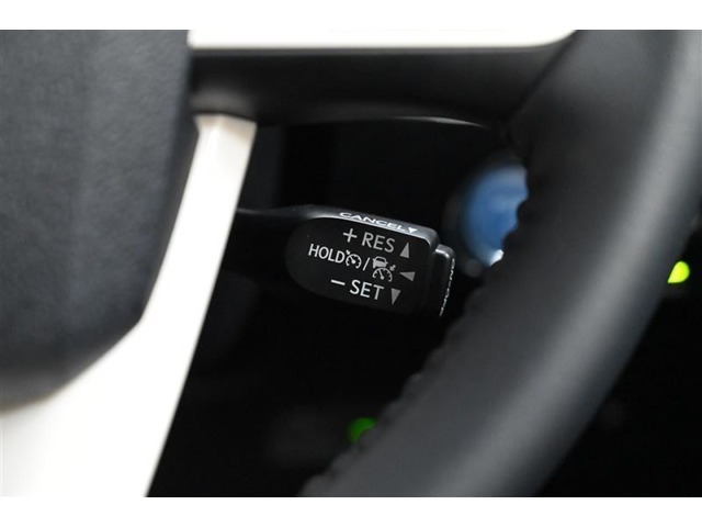レーダークルーズコントロール（全車速追従機能付）装備。　車間制御モードでは、先行車の車速変化に合わせた追従走行を行い、自動的に加速・減速・停止をします。　◇定速制御モードでは一定の速度で走行できます。