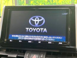 【純正ナビ】人気の純正ナビを装備しております。ナビの使いやすさはもちろん、オーディオ機能も充実！キャンプや旅行はもちろん、通勤や買い物など普段のドライブも楽しくなるはず♪