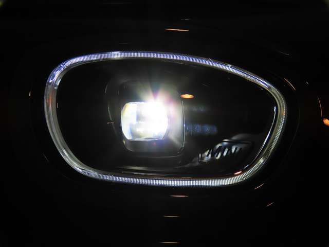 LEDヘッドライト＆フロントフォグランプ　キセノンに比べて明るさと照射範囲が向上し、消費電力も低減のため省燃費に貢献。周囲のリング部分はデイライトとして日中ヘッドライトOFF時も点灯します。