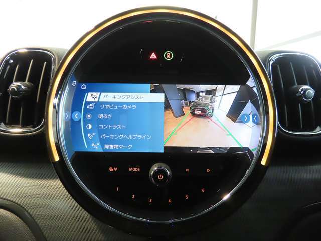 8.8インチ純正タッチパネルHDDナビ。バックカメラの映像は鮮明です。障害物センサーは音と画面上のグラフィックで確認できます。