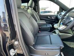 【フロントシート】通気性や吸水性に優れ、夏場や冬場などの機構でも快適なドライビングをサポートします。