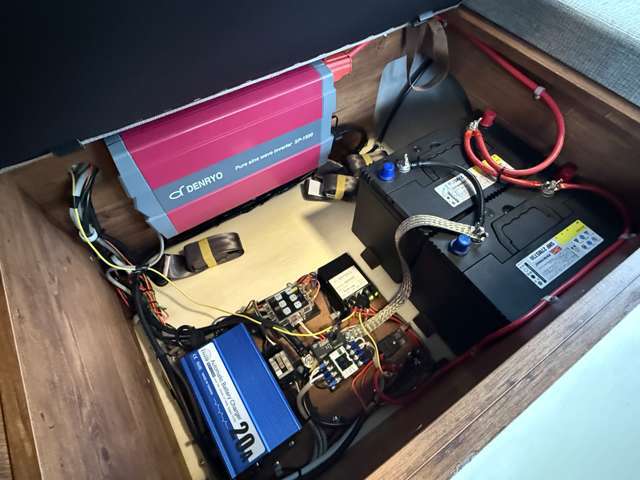 ツインサブバッテリー　1500Wインバーター　走行充電　外部充電器