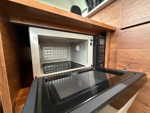 クルマ旅にとても便利な電子レンジもインストール！