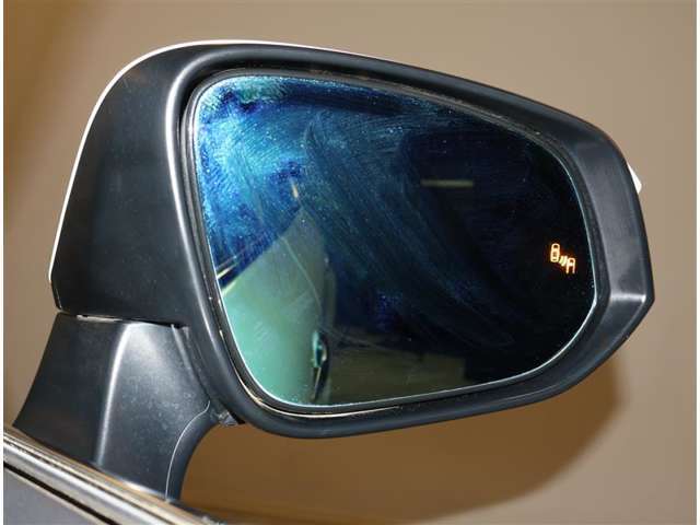 BSM『ブラインドスポットモニター』ナナメ後方(死角)からの車両を検知し、ミラー内のオレンジのランプで知らせてくれます。