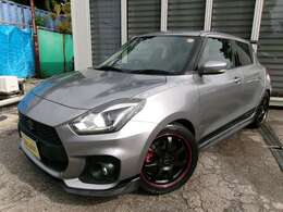 シルバーメタリックのボディにスズキ純正のサイドデカールもスタイリッシュにキマっていますね！定番の赤リムホイールもバッチリフィッティングしていてスタイリッシュに仕上がった一台となっております！