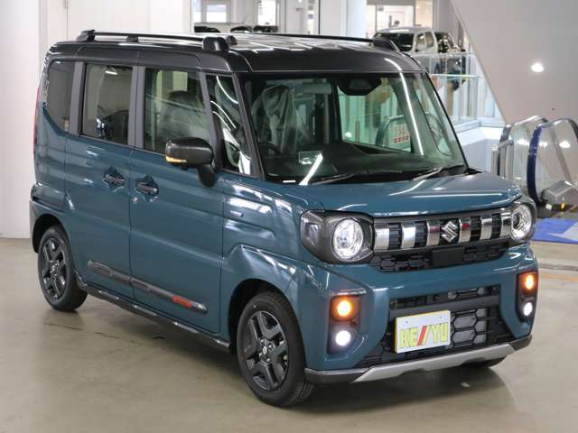 雨が降ってもゆったりと車選びができる全天候型立体展示場！エスカレーター完備！