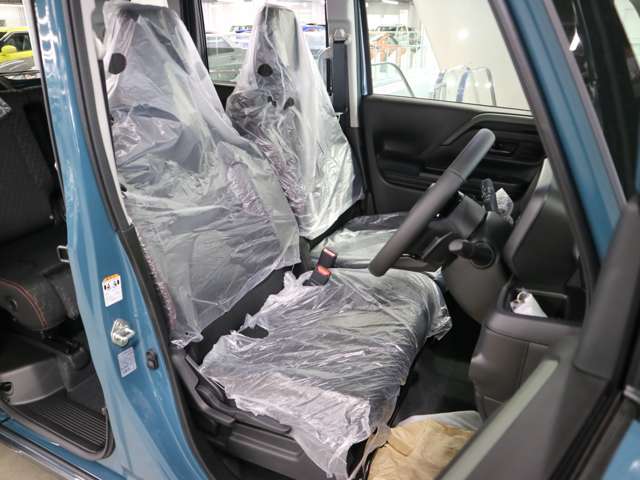 当社販売担当者、仕入担当者、リフトに持ち上げ車検検査員による下廻りチェックをクリアした高品質車を展示しております。