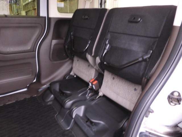 ◆チップアップ＆ダイブダウン機構付リアシート◆倒して、はね上げて。変化するシートで空間を乗る人に合わせて有効に使えます！