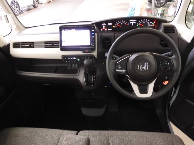 視界広々で非常に運転しやすくロングドライブでも疲れを感じさせないすっきりとまとまったインパネ周りです。