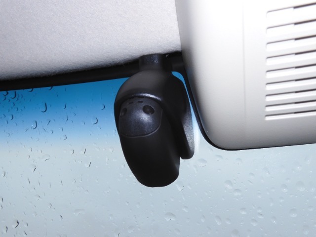 ◆ドライブレコーダー◆映像・音声などを記録する自動車用の装置です。　もしもの事故の際の記録はもちろん、旅行の際の思い出としてドライブの映像を楽しむことができます。