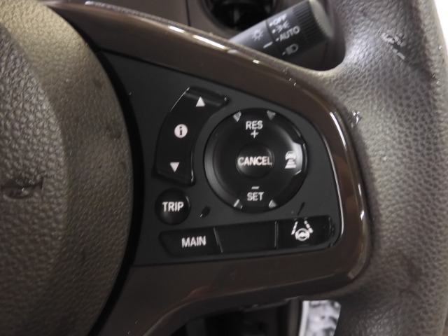 ◆アダプティブクルーズコントロール◆予め設定した車速内でクルマが自動的に加減速。前走車との適切な車間距離を維持しながら追従走行します。【LKAS】車線維持支援システムでステアリング操作を支援。