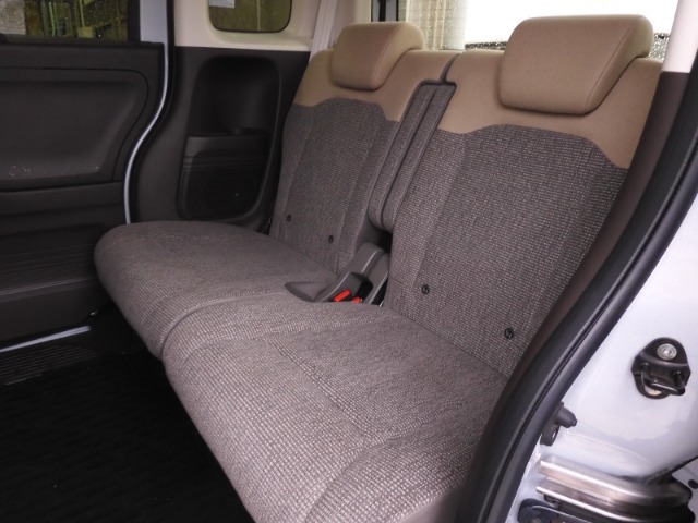 ◆ゆったり座れる大型で上質なシート。ゆとりのサイズと十分な厚みで豊かな座り心地を生み、ロングドライブでも疲れにくいシートです。