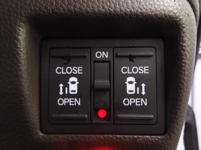 ◆両側電動スライドドア◆狭い駐車場でも乗り降りが楽々♪お子様が隣の車にドアを当ててしまう心配もございません！小さなお子様連れの方もこれで安心。