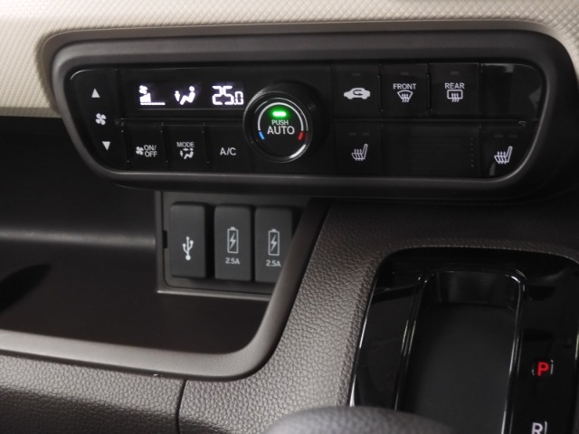 ◆オートエアコン装備◆　お好みの温度を設定をするだけで、後は、自動で風量を調節してくれます！快適にドライブが楽しめます。