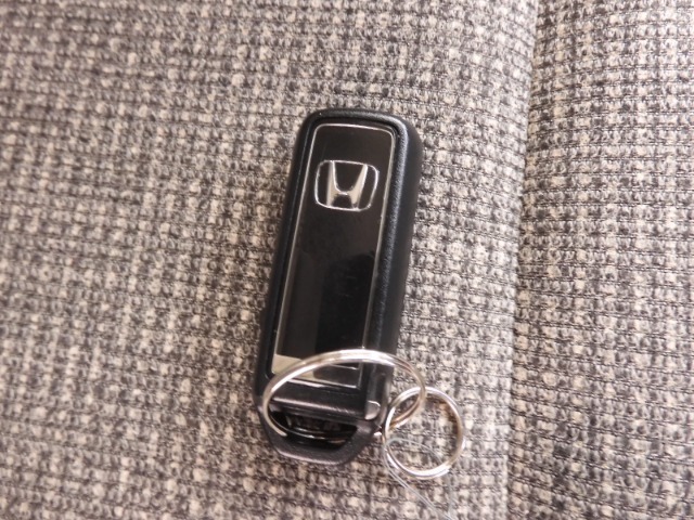 ◆スマートキー◆カギをバッグやポケットに入れたままでもドアロックの開閉ができる『スマートキー』付き！雨天や暗くなってもカギを取り出す必要がなくドアの開錠＆エンジンも始動できます