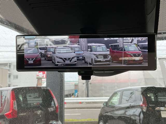 スマート・ルームミラーは、車両後方のカメラ映像をミラー面に映し出すので、同乗者や荷室に積んだ荷物などが写り込んで見にくくなりがちな車内状況や、天候などに影響されずいつでもクリアな後方視界が得られます