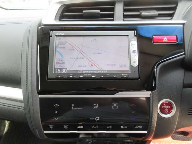 納車前には提携の認証工場や各ディーラーにて法令点検を行い、第三者発行による整備記録簿をお渡しいたします。
