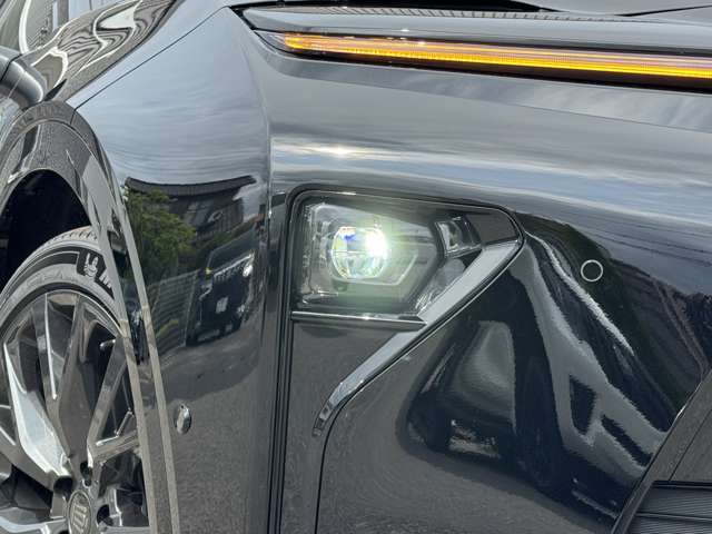 プロジェクター式LEDヘッドライト☆彡装備！デイライト機能付きでカッコよく仕上がっております！！また、オートマチックハイビームも装着されておりますので、効果的にハイビームの使用が可能となっております！