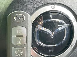 【アドバンストキー】カバンやポケットに入れたままでもドアの施錠・解錠が可能なスマートキーを装備。エンジンのオン・オフ時もカギを取り出す必要が無いからとっても便利です♪