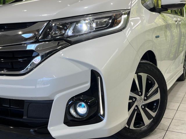 【LEDヘッドライト】悪天候や夜間走行時も良好な視界を確保し安心して運転できる高輝度LEDヘッドライトを装備！点灯速度が早く、消費電力も抑えられています。