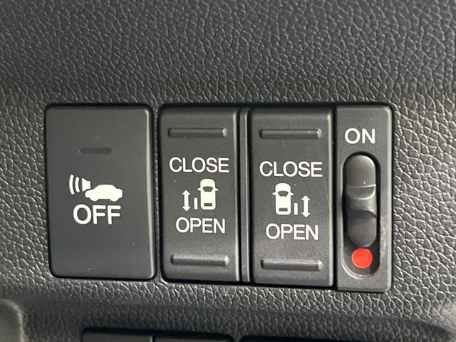 【両側パワースライドドア】スマートキーや運転席のスイッチで後席両側スライドドアの開閉が可能♪電動だから力を入れてドアを開ける必要が無く、小さなお子様でも簡単に開け閉めでき快適です♪