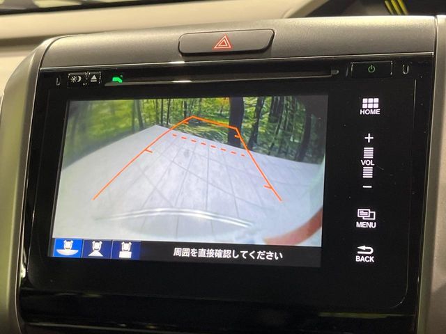 【バックカメラ】駐車時に後方がリアルタイム映像で確認できます。大型商業施設や立体駐車場での駐車時や、夜間のバック時に大活躍！運転スキルに関わらず、今や必須となった装備のひとつです！