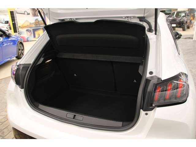 ラゲッジスペース☆トノカバーを装備しているので外から中の荷物は見えません。