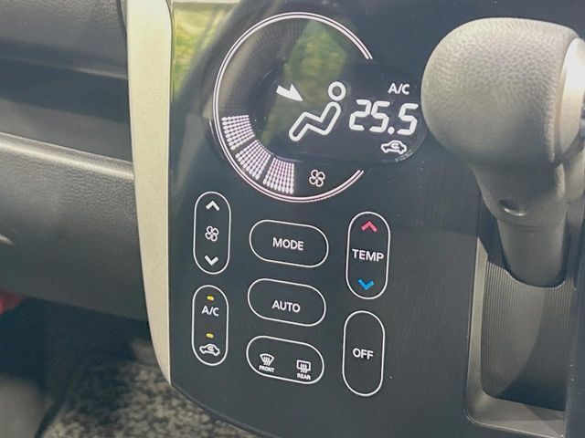 【オートエアコン】一度お好みの温度に設定すれば、車内の温度を検知し風量や温度を自動で調整。暑い…寒い…と何度もスイッチ操作をする必要はありません。快適な車内空間には必須の機能ですね♪