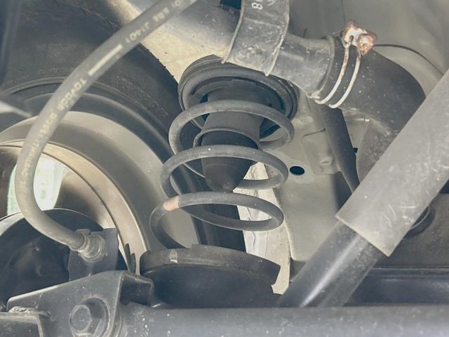 お車を安心してお乗りいただく為には、足回りの定期点検が欠かせません。サービスサポート（有償保証）では無料点検もご提供しており、安心のカーライフをお過ごしいただけるサポート体制が整っています。