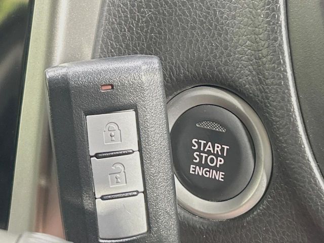 【インテリジェントキー】カバンやポケットに入れたままでもドアの施錠・解錠が可能なスマートキーを装備。エンジンのオン・オフ時もカギを取り出す必要が無いからとっても便利です♪