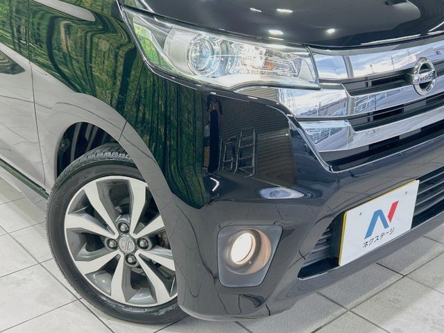 【HIDヘッドライト】非常に明るく前方を照らしてくれるので、悪天候や夜間の走行時も視界良好で安心してお乗りいただけます。