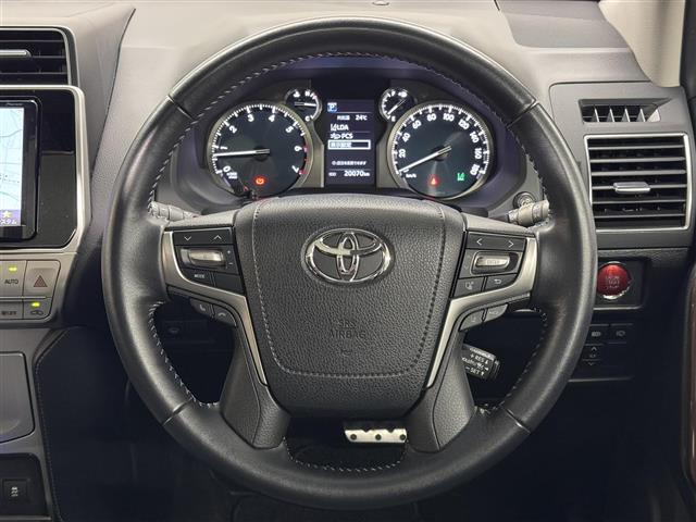 【ステアリング】まずはご来店いただき、ステアリングを握ってフィーリングを確かめてみてください。