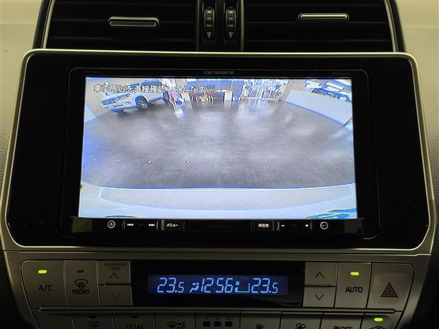 【バックカメラ】駐車時に後方がリアルタイム映像で確認できます。大型商業施設や立体駐車場での駐車時や、夜間のバック時に大活躍！運転スキルに関わらず、今や必須となった装備のひとつです！