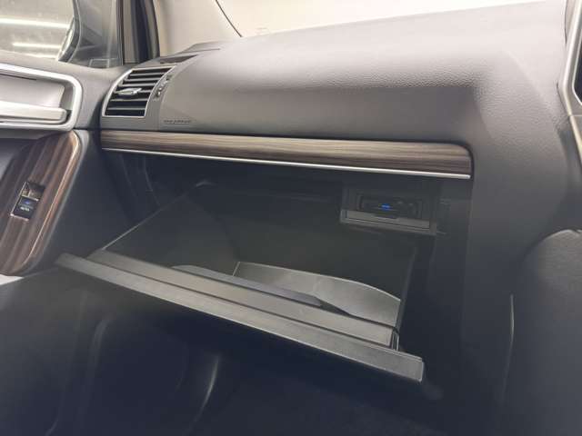 【グローブボックス】車検証、サングラスやCDなど小さい荷物が収納できるので車内を綺麗に整頓できますね。