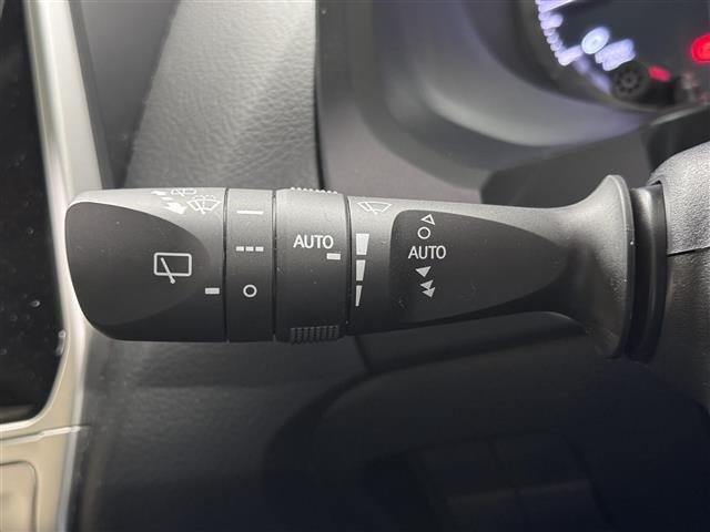 【雨滴感知式ワイパー】フロントガラスに設置されたセンサーが検知した雨滴量に応じて、ワイパーのインターバルを自動で調整。